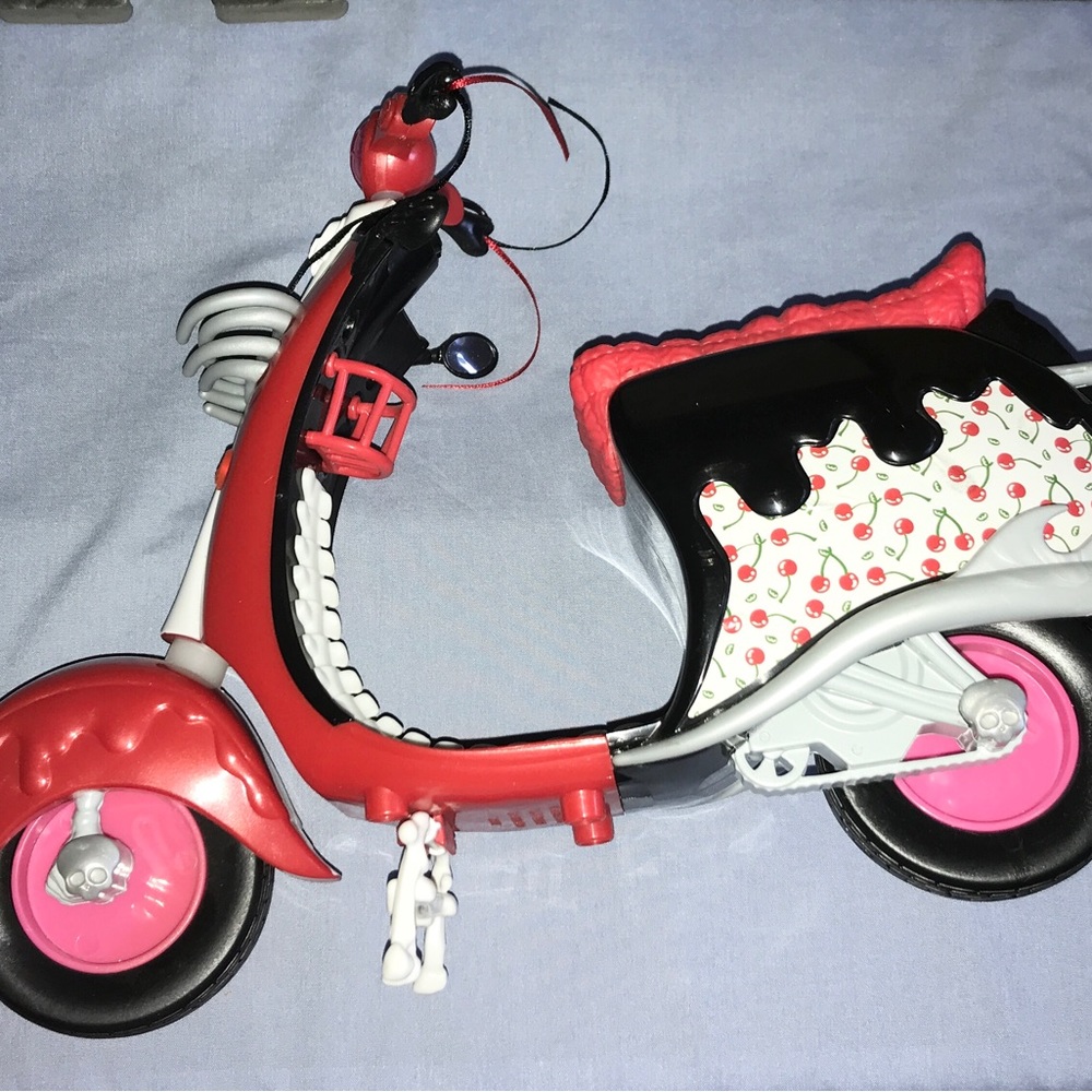 Monster High Ghoulia Yelps Scooter